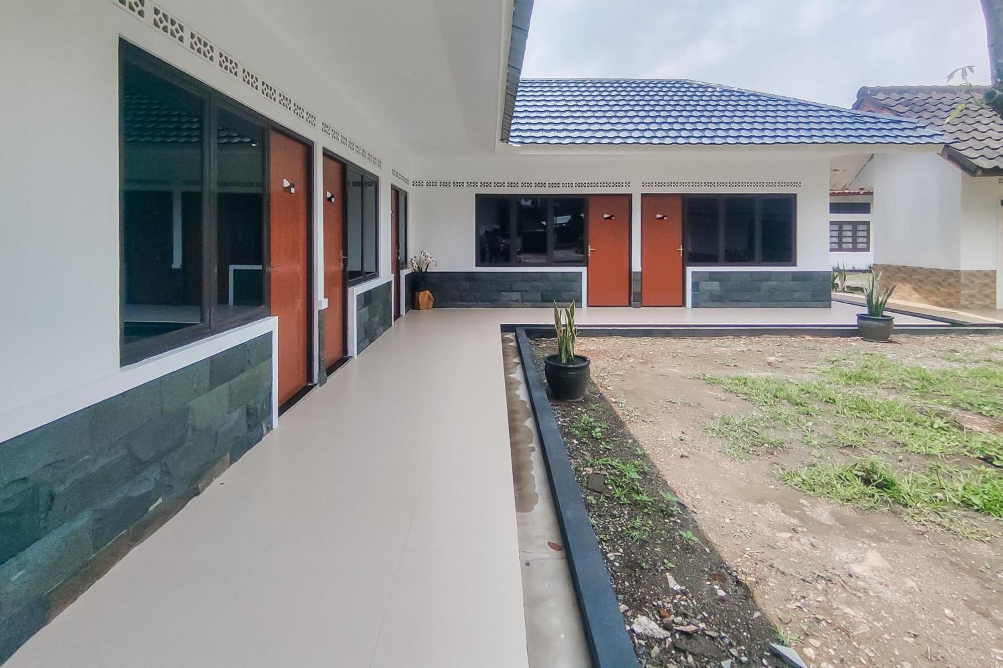 Roemah Ciremay Redpartner Hotel